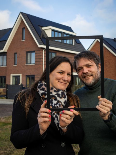 Op de foto staan Ronald Schoemaker en Gertrude Meijer voor hun CPO-woning in Nieuwleusen.