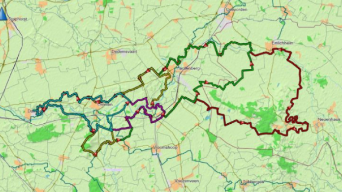 Kaart van de verschillende routes. Routes worden met verschillende gekleurde lijnen geduid.