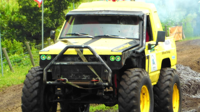 Gele jeep 4wd in modder