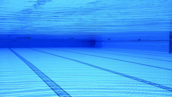 Foto onder water in zwembad.