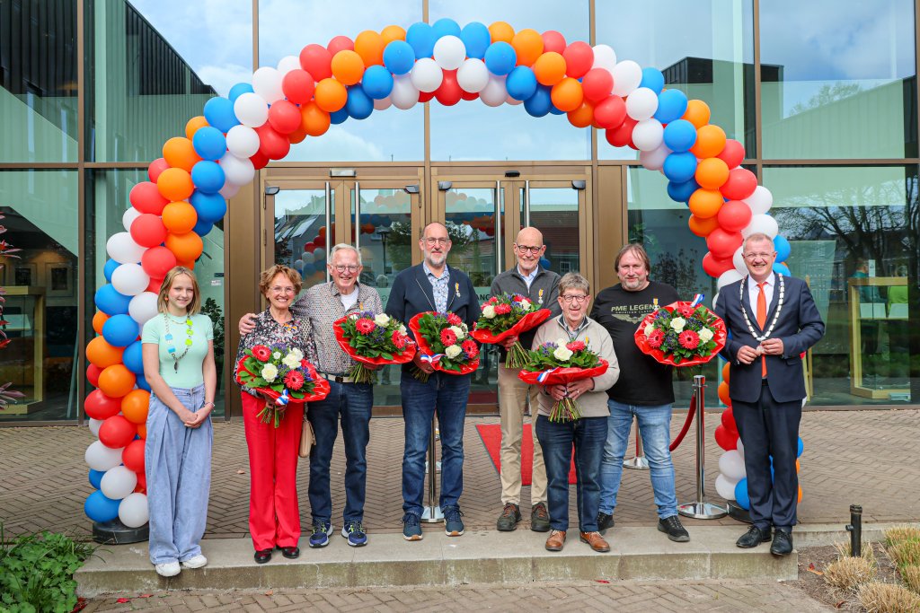 Lintjesregen 2026; v.l.n.r. kinderburgemeester Milou Groen, Frieda Schuurman, Evert Schuurman, Benny Stegeman, Bernard Bos, Jan Koerhuis, Dirk Wennemars, Burgemeester Michael Sijbom