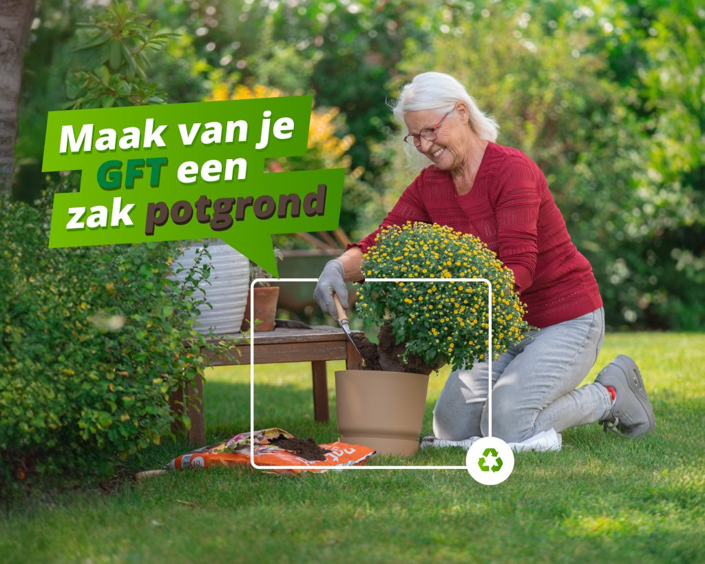 Op de foto is een mevrouw bezig om een plant in een pot te doen. Op de foto staat: Maak van je GFT een zak potgrond.