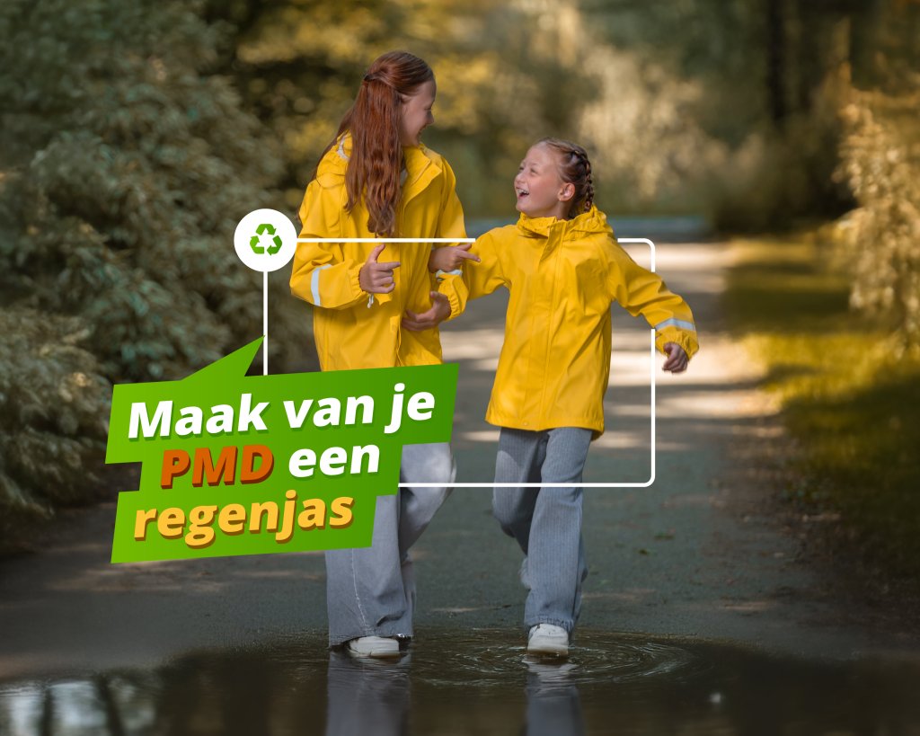 Op de foto staat de tekst: Maak van je PMD een regenjas. En er lopen 2 meisjes in de regen met een gele regenjas.