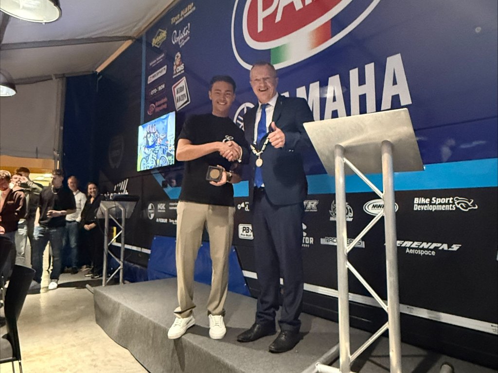 Op de foto Mirco ten Kate met zijn sportpenning en burgemeester Michael Sijbom die Mirco hiermee feliciteert.