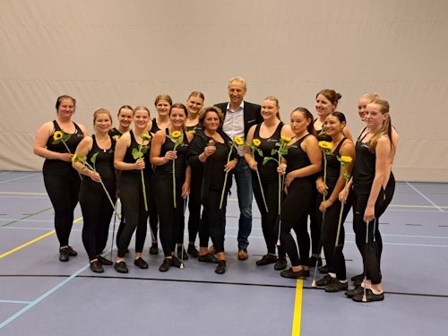 Muziekvereniging Polyhymnia A-team ontvangt de sportpenning voor het Nederlands kampioenschap Groep DansTwirl Senior (twirlen)