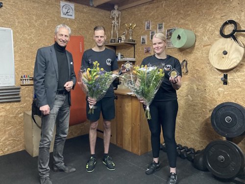 Karlo Smit en Marianne Vonder ontvangen een sportpenning voor hun Nederlandse kampioenschappen in de kettlebell sport, respectievelijk op de onderdelen Snatch en Longcycle