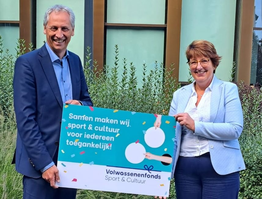 Foto van Jan Uitslag, wethouder van de Gemeente Dalfsen en Martha van Abbema, voorzitter Jeugdfonds Sport & Cultuur Overijssel.