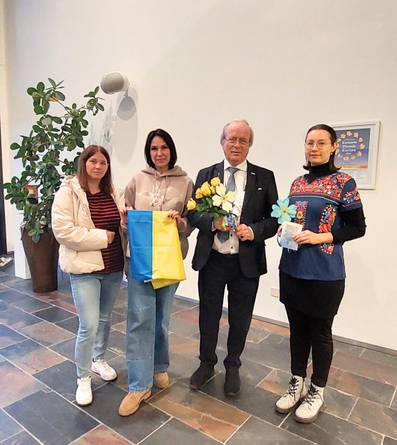 Drie Oekraïense dames kwamen burgemeester Jager een bosje bloemen brengen als dank voor de opvang.