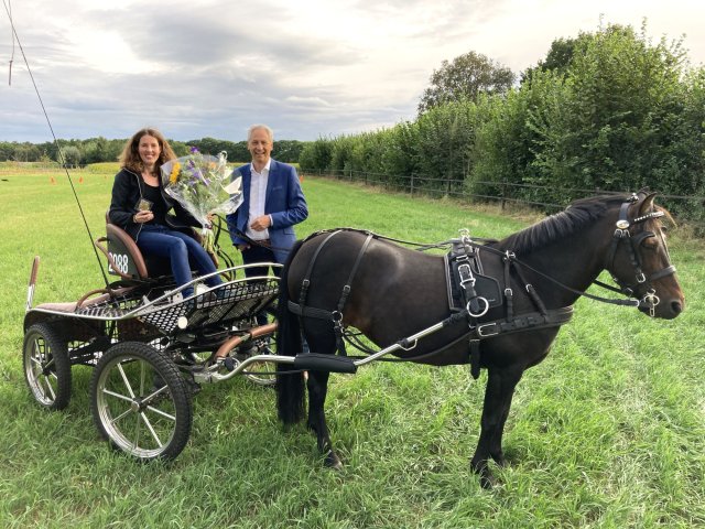 Sportkampioen Marianne Nijenhuis met haar paard en wethouder Jan Uitslag.
