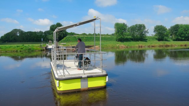 Pontje Hessum met fietser.