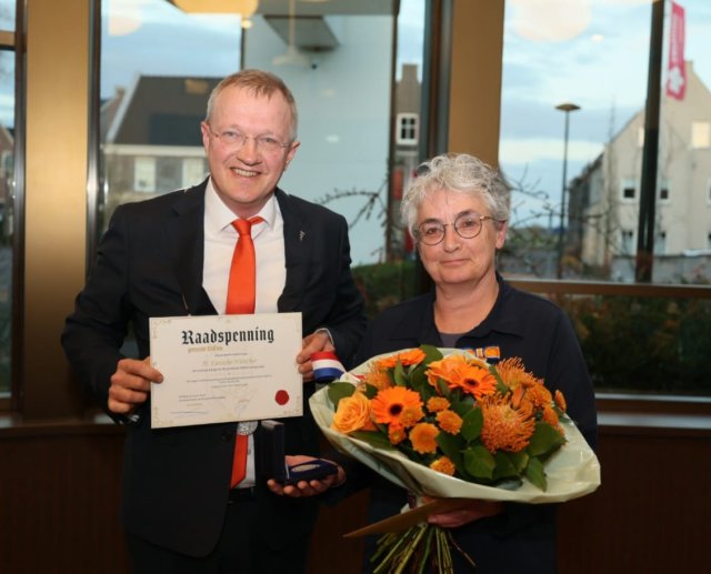 Rietje Lassche-Visscher en burgemeester Sijbom Koninklijke Onderscheiding
