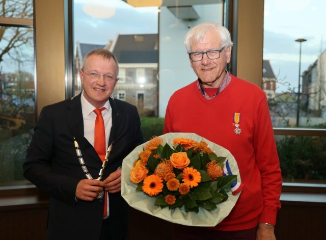 Koninklijke Onderscheiding Ton de Vries en burgemeester Sijbom