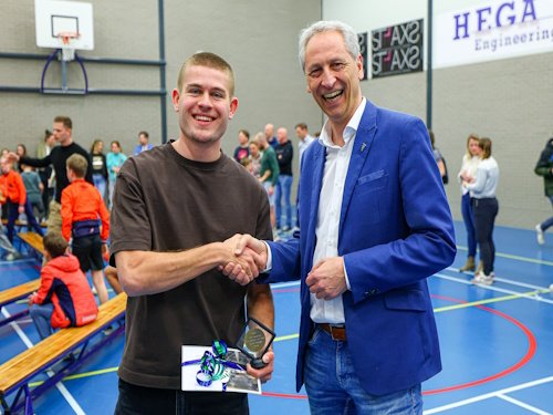 Joep Wennemars wordt gefeliciteerd door wethouder Jan Uitslag.