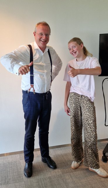 Op de foto staan burgemeester Michael Sijbom en kinderburgemeester Lela Dijsselhof met hun duim omhoog.