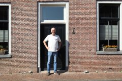 Gait voor zijn woning aan de Vechtstraat in Dalfsen
