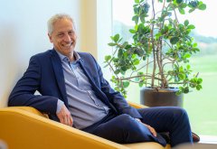 Afbeelding wethouder Jan Uitslag met tablet