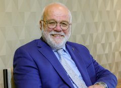 Afbeelding wethouder Ruud van Leeuwen staand aan de Vecht