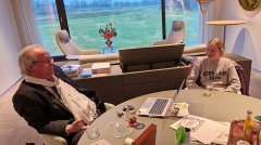 Lela bijkletsmomentje met burgemeester Rikus Jager