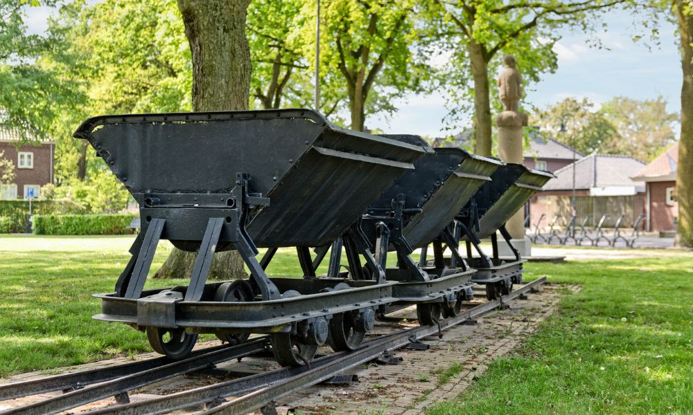 Foto kiepkarren kunstwerk, turf-trein wagon, Helenaveen