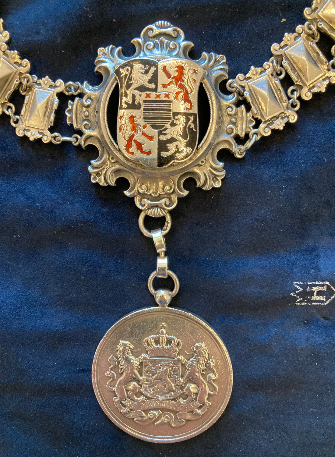 Foto van de ambtsketen van de gemeente Deurne