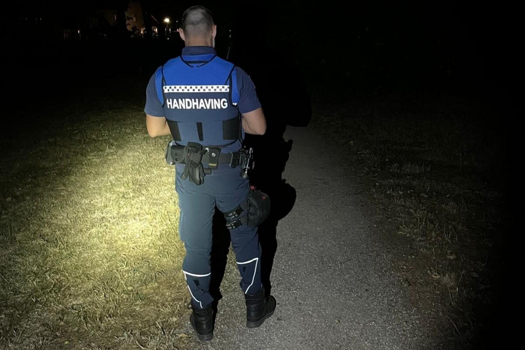 Een handhaver gemeente Deurne actief op pad in de avonduren als het donker is.