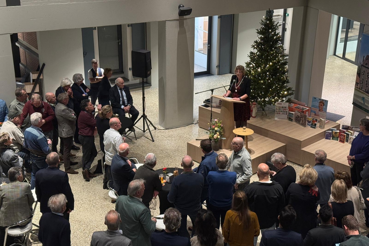 Foto van bovenaf genomen van burgemeester Buter en gasten op de nieuwjaarsreceptie van 14 januari 2026 in de centrale hal van het Huis voor de samenleving.