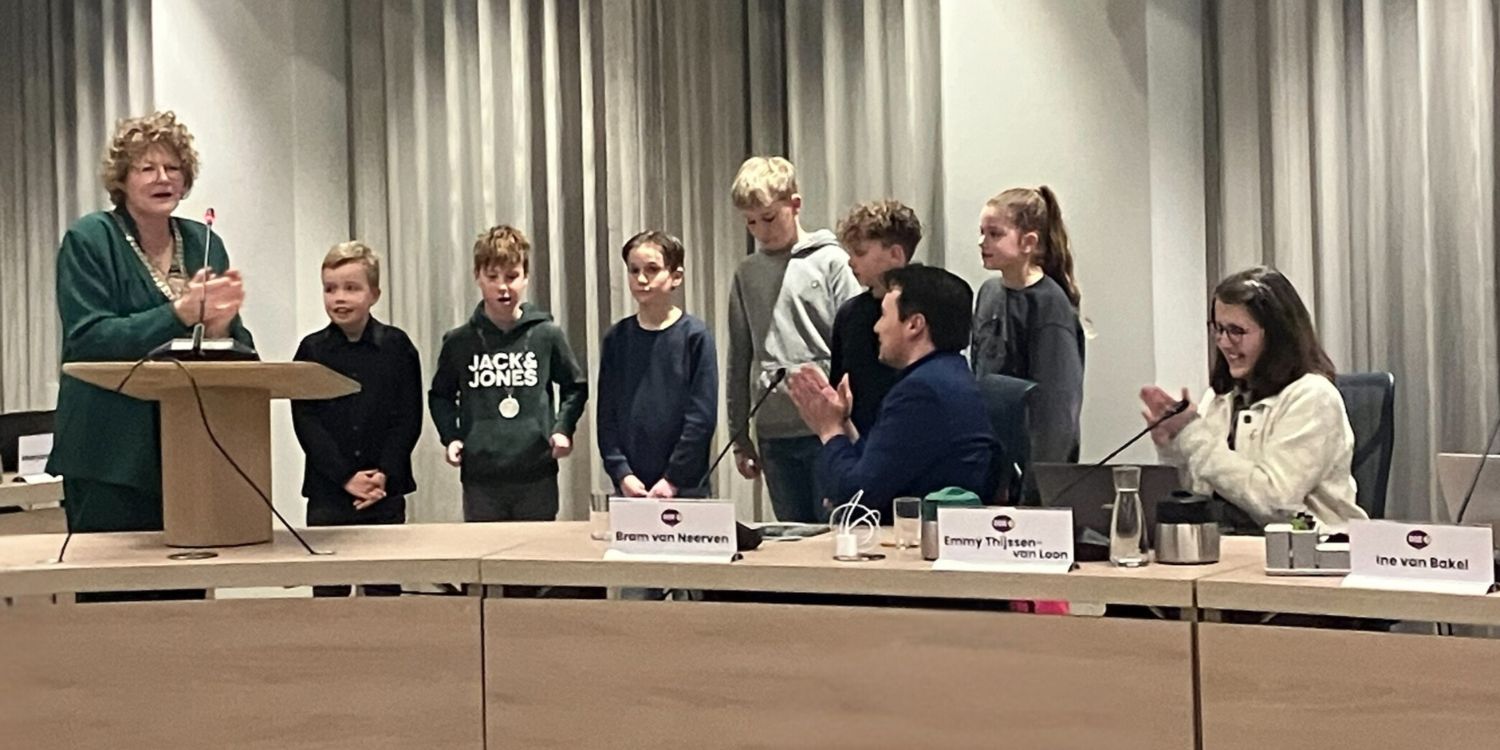 Kindergemeenteraad gemeente Deurne, met van links naar rechts Pepijn, Sebas, Dex, Floris, Jim en Julia. Ezra was er helaas niet bij tijdens het maken van de foto.