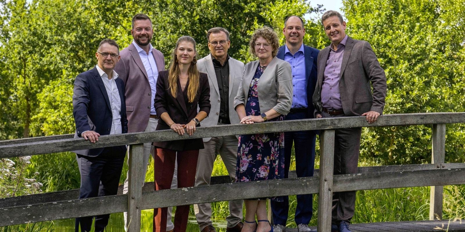 Het college van B&W gemeente Deurne. Van links naar rechts: Robbert Halffman (gemeentesecretaris), Wouter Bulten (wethouder), Janke van Dijk (wethouder), Geert van Rijt (wethouder), Greet Buter (burgemeester), Jeroen van Lierop (wethouder), Joan van Rixtel (wethouder).