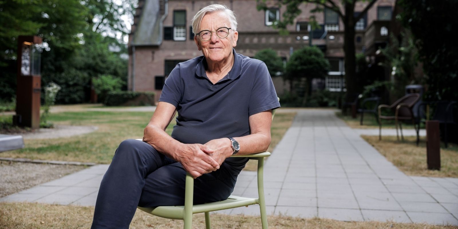 Willy Koppens, winnaar van de Brabant Bokaal, zittend op een stoel.