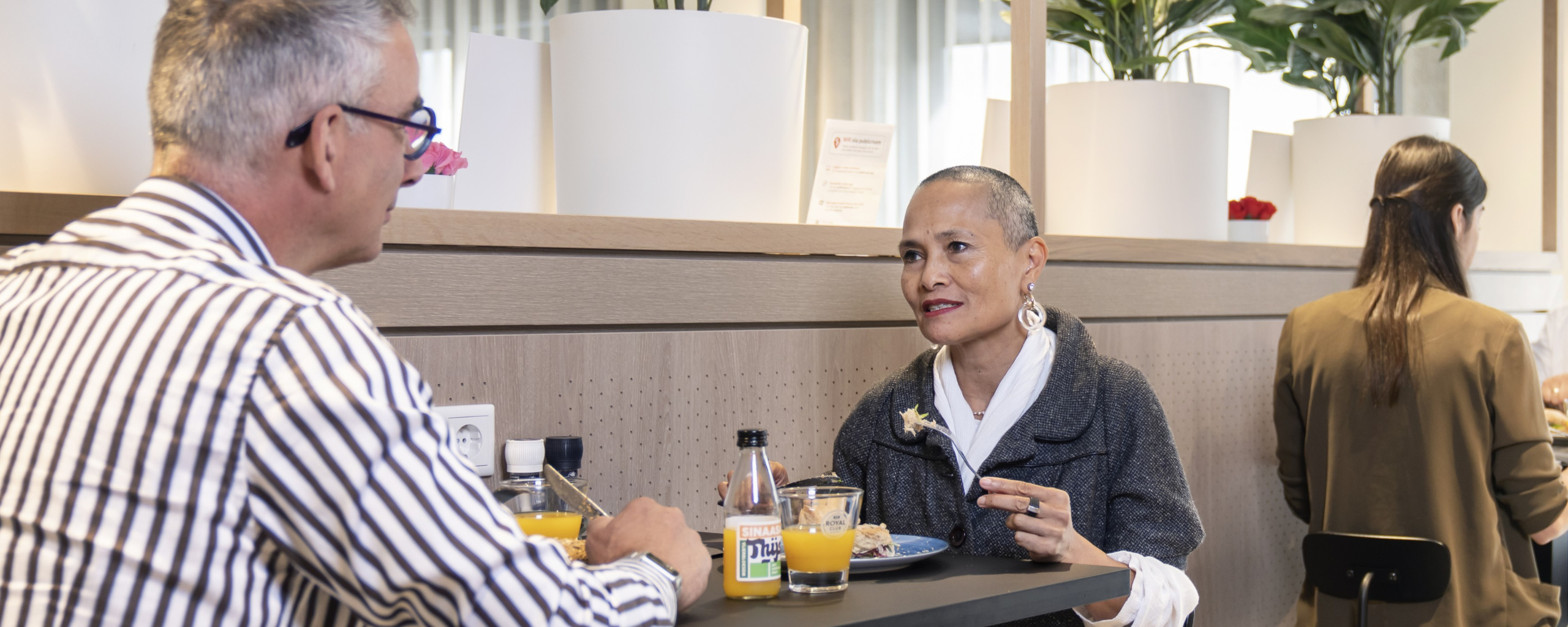 Een aantal collega’s zit een heerlijke lunch te nuttigen in het lunch- werkcafé.