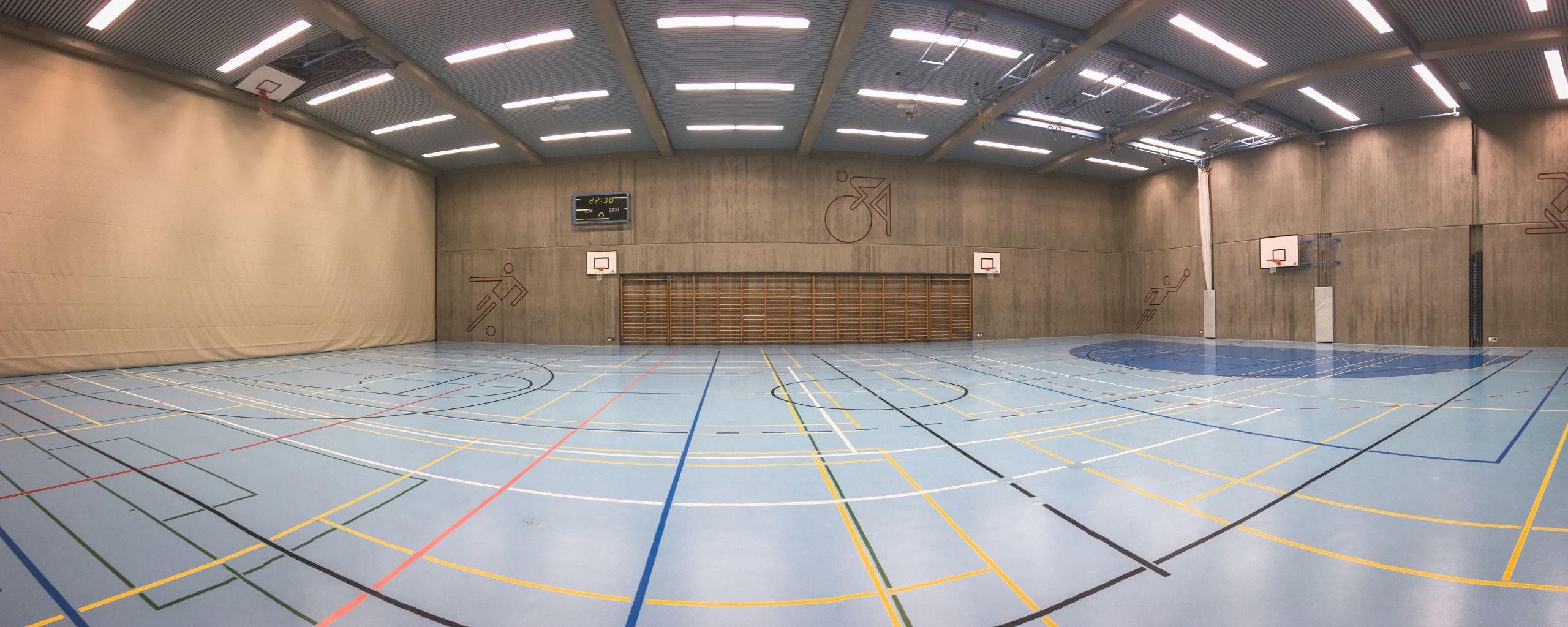 Foto van een lege sporthal.