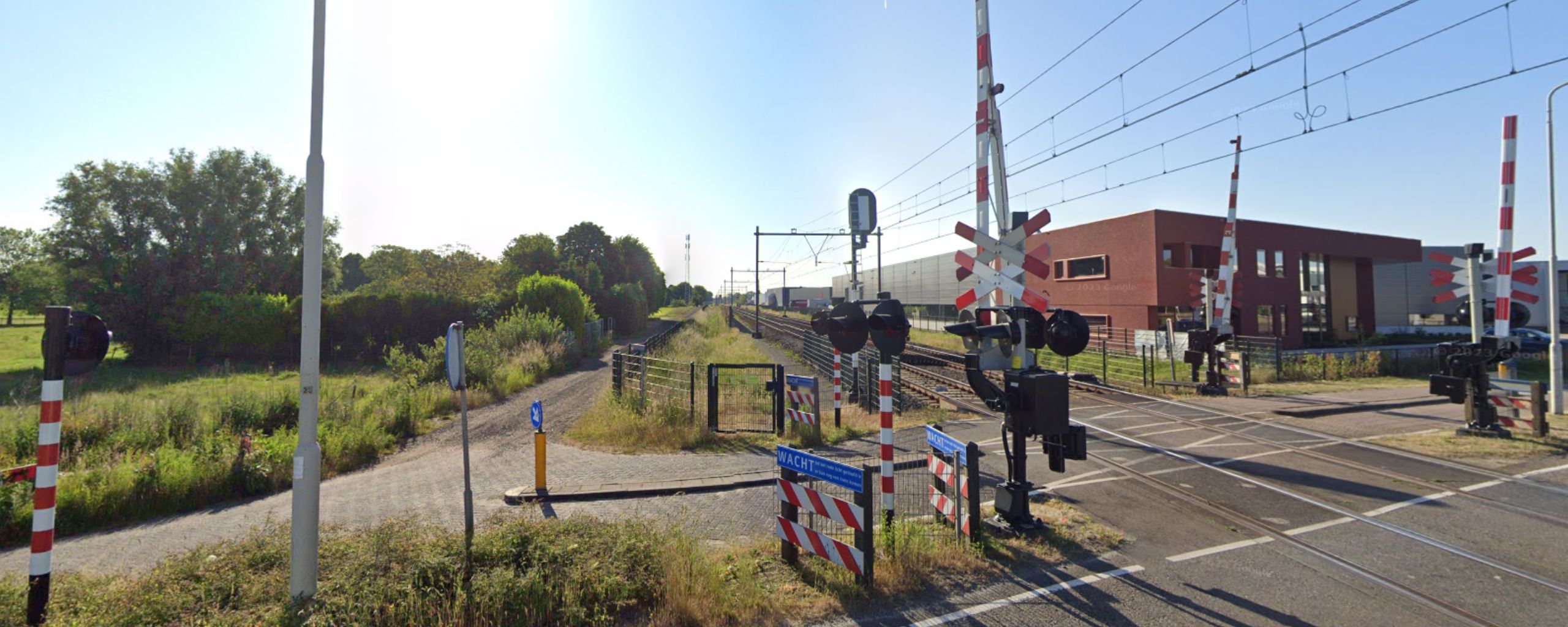Googlemaps satelietfoto van de huidige spoorwegovergang bij de Binderendreef