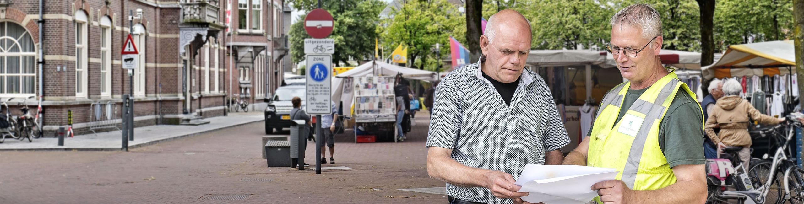 Decoratieve afbeelding afdeling Beheer en Onderhoud, foto van 2 collega's in gesprek