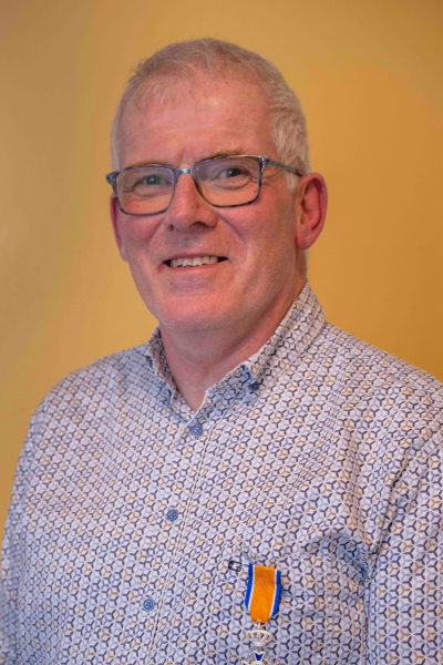 De heer Toon Bekkersmet de onderscheiding als lid in de orde van Oranje-Nassau