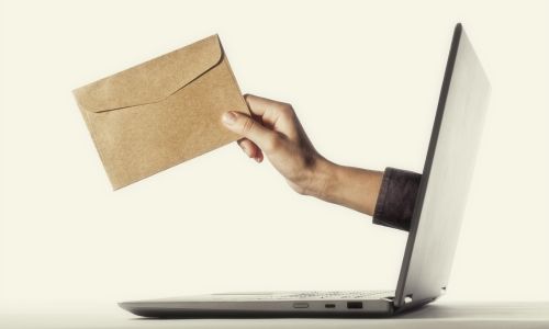 Een hand komt uit een laptop en wil een enveloppe afgeven.