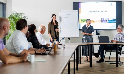 Decoratieve afbeelding stage, foto van medewerkers gemeente Deurne tijdens een presentatie