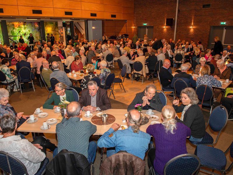 Foto van 100 gouden bruidsparen uit de gemeente Deurne die te gast waren in De Kastanje in Liessel, tijdens 'gouden donderdag'