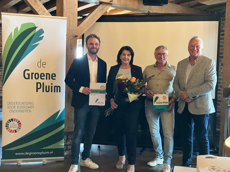 Uitreiking De Groene Pluim door Wethouder Tom Oomen (links op de foto) aan winnaars Leny en Bert van den Eijnden, onder toeziend oog van Peter van den Eijnden vanuit De Groene Pluim (rechts op de foto).