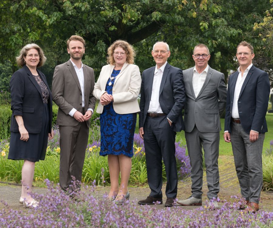 Het voltallige college van burgemeester en wethouders gemeente Deurne