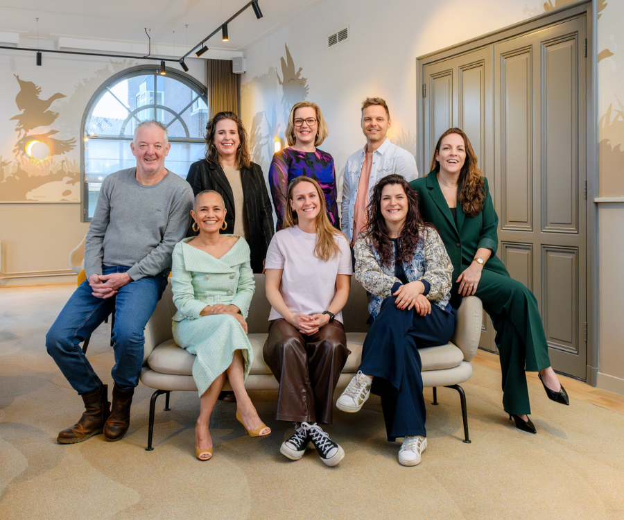 Groepsfoto van alle trouwambtenaren van gemeente Deurne