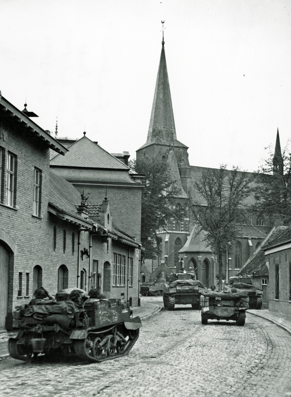  Foto van tanks in het centrum van Deurne in de Tweede Wereldoorlog