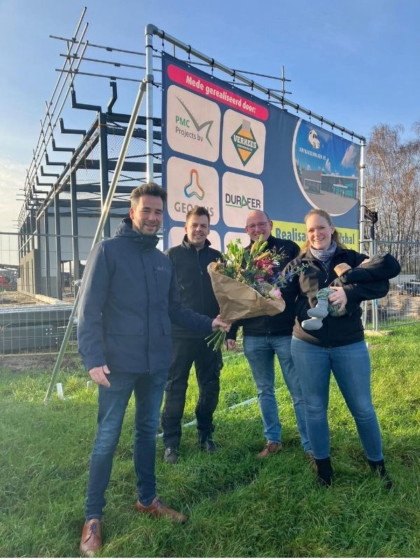 Wethouder Biemans met de ondernemers van Uwpaardenwagen.nl