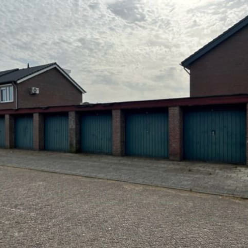 Foto van de voorkant van de garageboxen