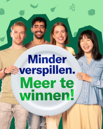 Poster verspillingsvrije week, 4 personen met een bord met daarop de tekst 'Minder verspillen, Meer te winnen'.