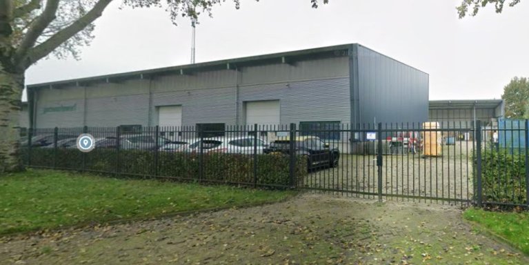 Gesloten poort van de ingang gemeentewerf in Deurne