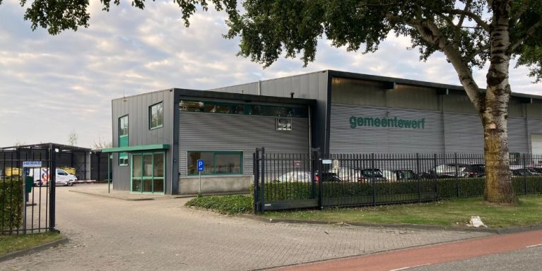 Gesloten poort van de ingang gemeentewerf in Deurne
