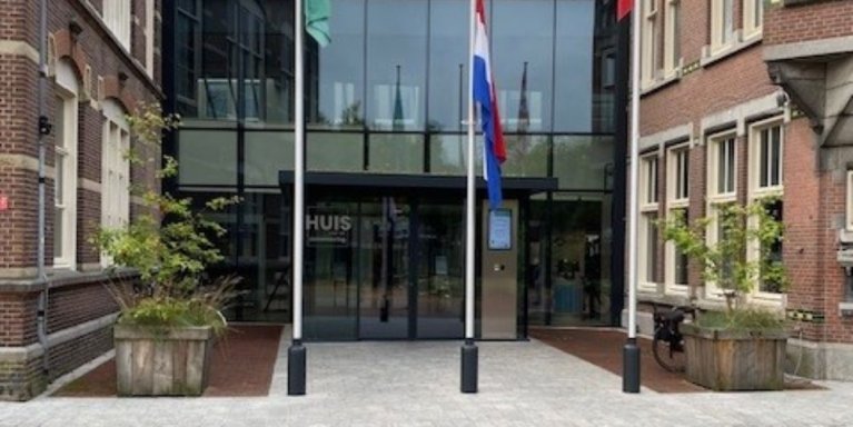 Ingang van het Huis voor de samenleving in Deurne