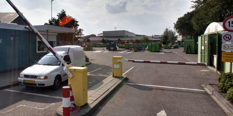 Een auto verlaat het milieupark