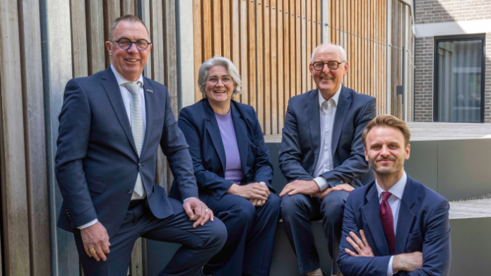 Foto van v.l.n.r. Helm Verhees, Marjan Vrijnsen-de Corte, Riny van Rinsum en Tom Oomen