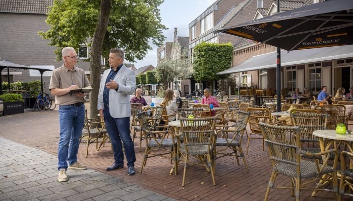 Twee personen overleggen op het gezellige terras op de Markt in Deurne